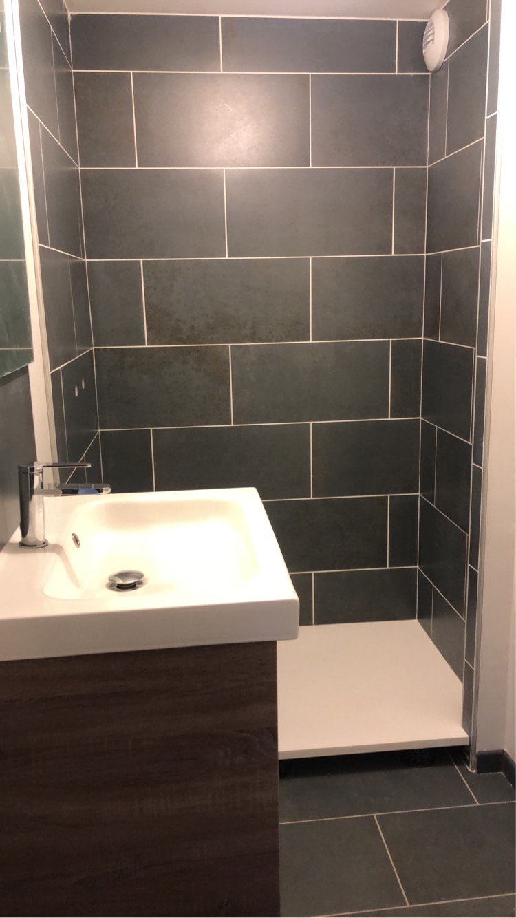 Faïence douche et joints blancs epoxy